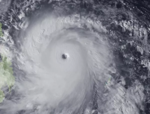 Тайфунът Вонфон наближава японската островна група Окинава