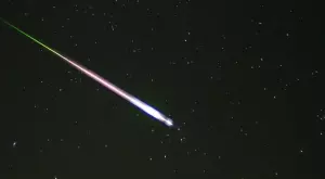 Метеорит падна в леглото на канадка, докато спи