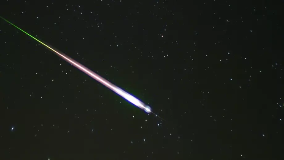 Метеорит падна в леглото на канадка, докато спи