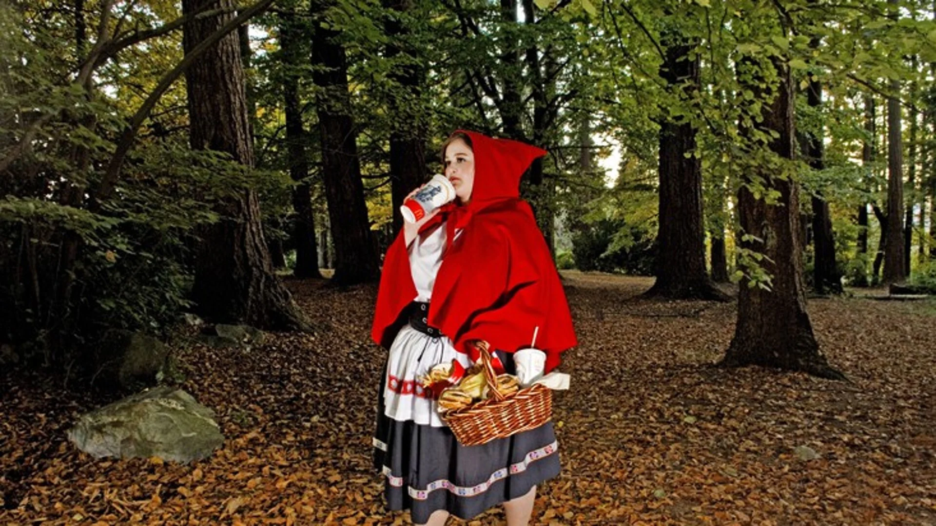 Следобеден виц: Червената шапчица върви и изведнъж