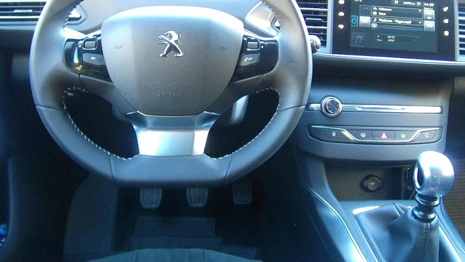 Производителят на Peugeot и Citroen се изтегля от Иран 