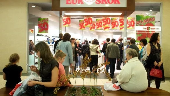 Оборотът в търговията на дребно нараства за година