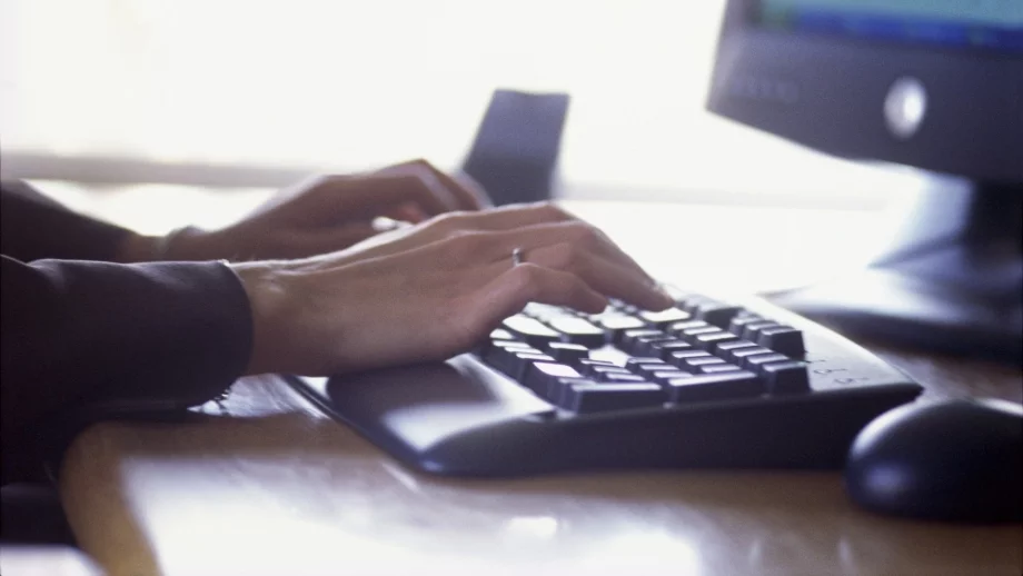 Пазарът на персонални компютри с рекорден спад през 2015 г. 