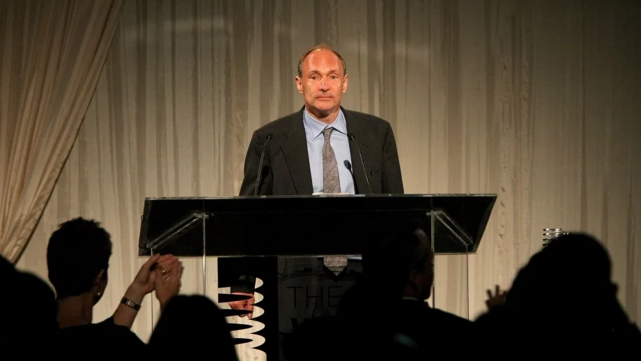 Създателят на WWW нападна Twitter