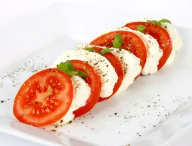Побългарена рецепта за салата Капрезе с пресни домати и тези чудни съставки