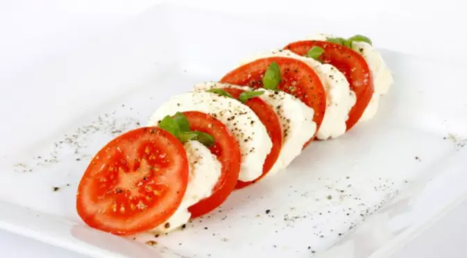 Побългарена рецепта за салата Капрезе с пресни домати и тези чудни съставки