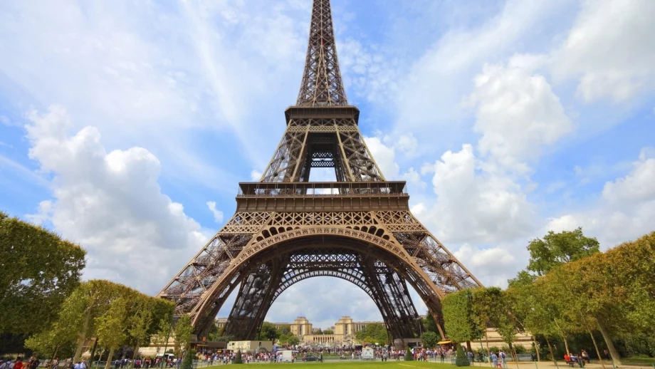 Айфеловата кула вече ще се захранва с екоелектричество