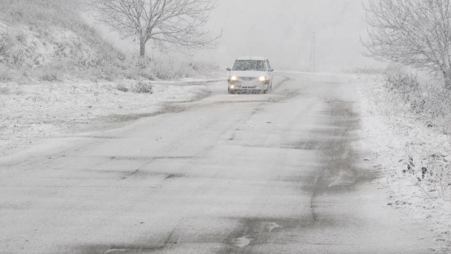 Важно: Какво да направите, ако закъсате с колата в снега