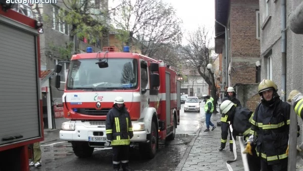 Запалена свещ опожари дома на покойник