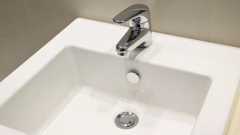 Борба с енергийната криза: Франция спира топлата вода в обществените сгради