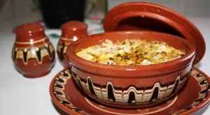 Свински крачета в гювечета   