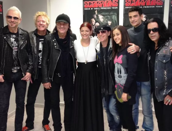 Scorpions и финалистите в X Factor с “общ концерт” зад кулисите