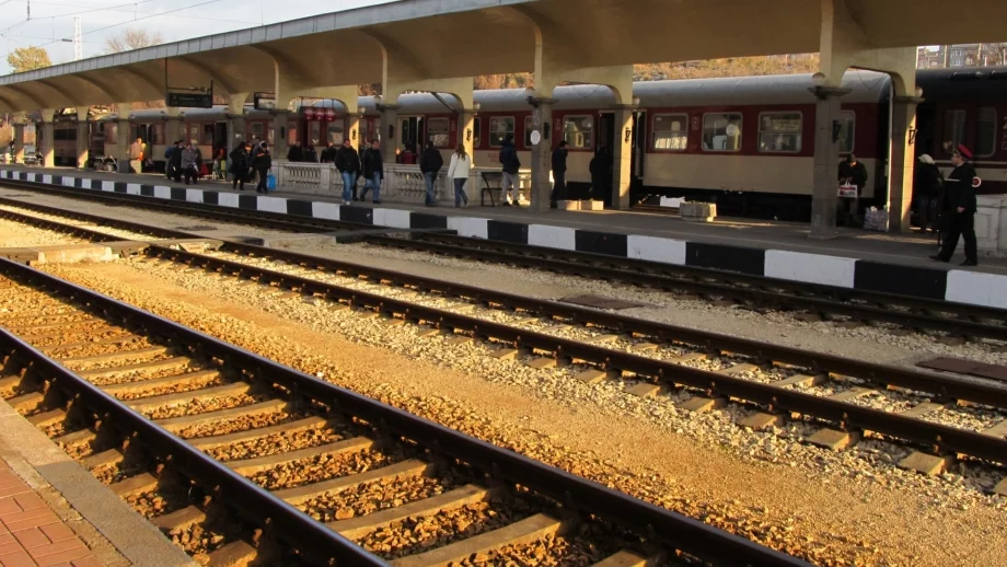 Отменянето на влакове предизвика хаос 