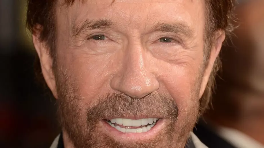 Виц за днес: Контрольорка се приближава до Чък Норис