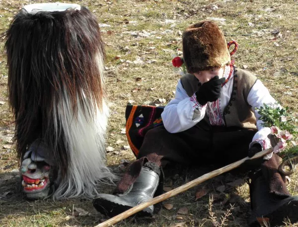 3-годишен е най-малкият член на кукерския състав в Калофер