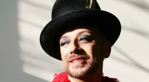 Бой Джордж призна, че "иска все още да стряска хората"