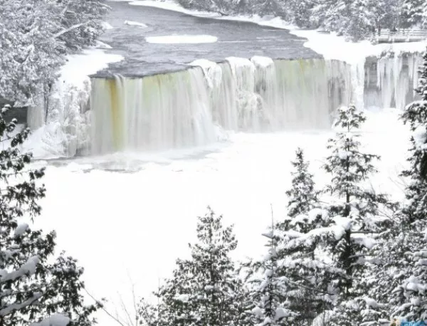 Ниагарският водопад замръзна 
