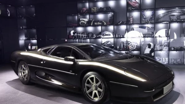 Наточеният от Overdrive Jaguar XJ220 се продава за 400 000 евро