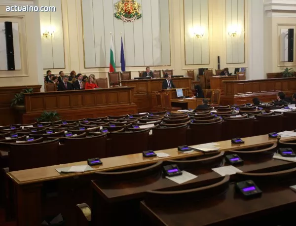 ГЕРБ напусна пленарна зала, защото не се съгласи с процедурата за отчета на Орешарски