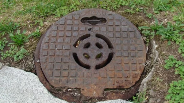 Нови решетки на уличните шахти във Варна