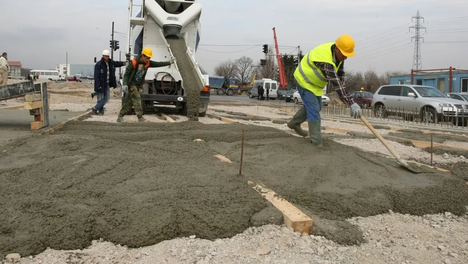 Строителната продукция се свива с над 10 на сто 