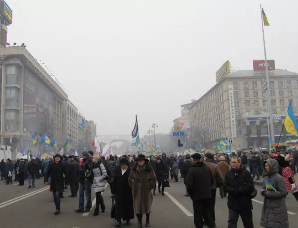 "Стандарт енд Пуърс" понижи кредитния рейтинг на Украйна с негативна прогноза