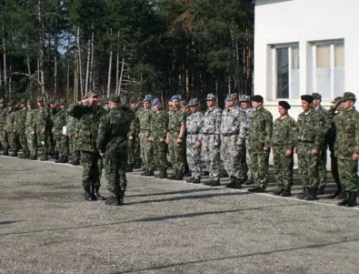 Търсят над 700 военни за българската армия