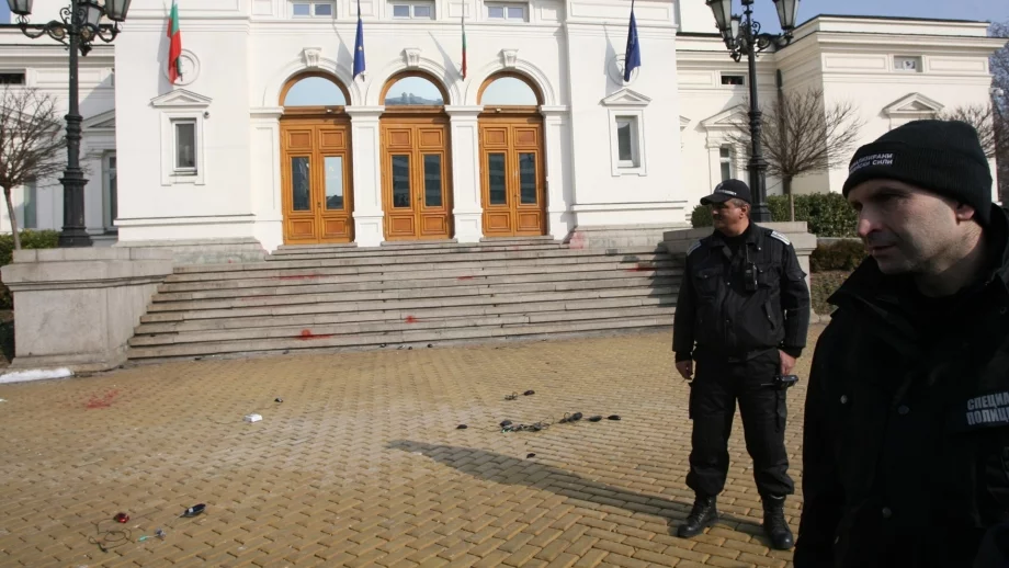 Стотици работници на "Емко" на протест пред НС, питат от кого ги спасява държавата