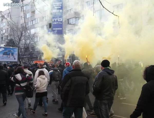 Стотици футболни фенове се събраха пред Съдебната палата в Пловдив