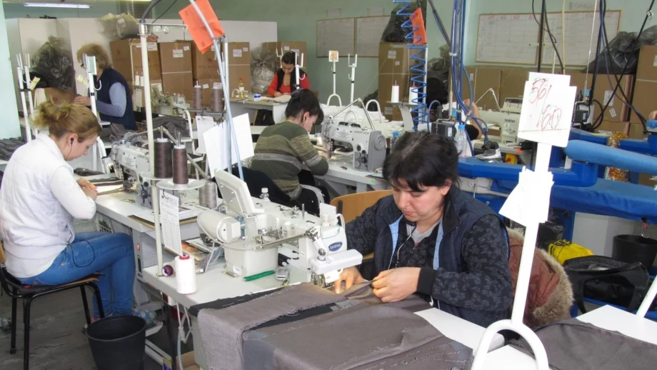 Безработицата намалява и през май, но все още е над 10%