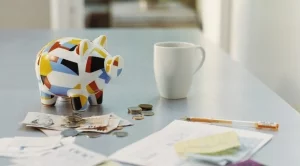 Задълженията на домакинства у нас намаляват, а на младите хора растат