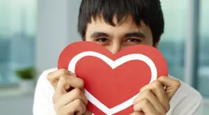 Виц на деня: Мъж изпраща пликове със сърца