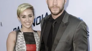 Майли Сайръс отново носи годежния пръстен от Лиъм