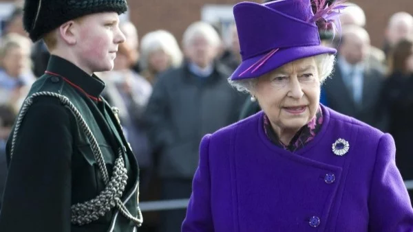 Ето защо Елизабет II носи ярки цветове
