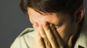 Редно ли е мъжете да плачат?