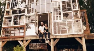 Къща от рециклирани прозорци