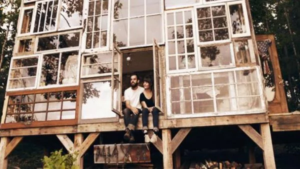 Къща от рециклирани прозорци