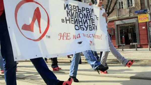 Мъже обуват токчета, за да "извървят километър в нейните обувки" 
