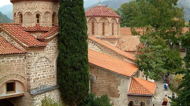 Фирми прибират над 2 млн. лева от такси за паркиране до големите манастири