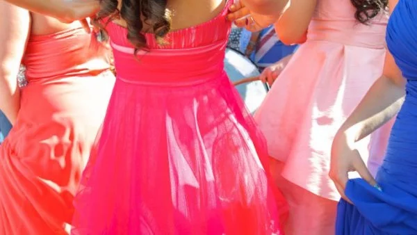 Кметът на Кресна защити кючеците на абитуриентите на служебната му маса