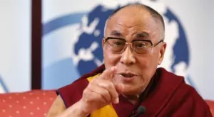 Далай Лама скандализира с педофилска проява (ВИДЕО)