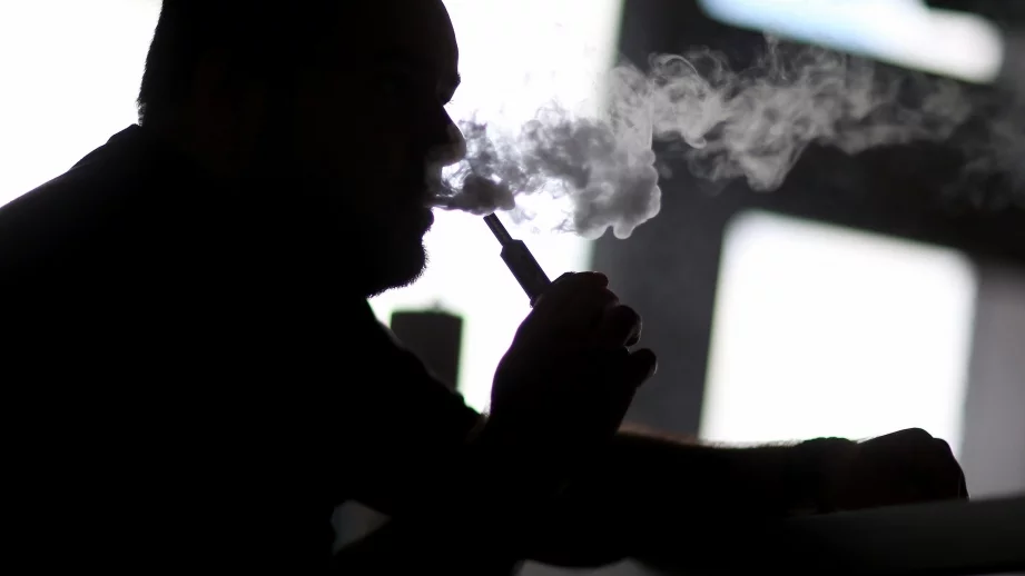 Официално забраниха рекламата на електронните цигари 