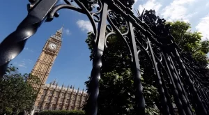 Във Великобритания вече плащат с пластмасови банкноти 