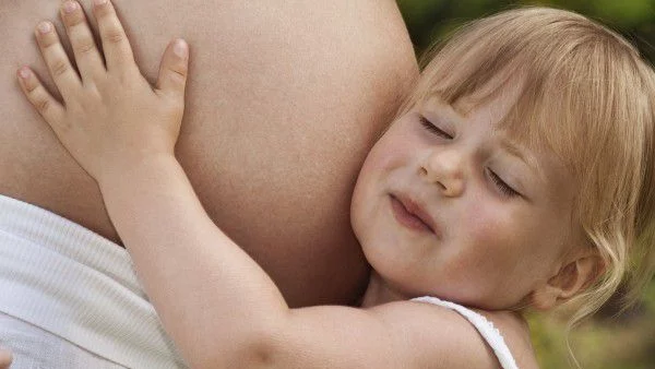 Да поговорим с децата откъде идват бебета 