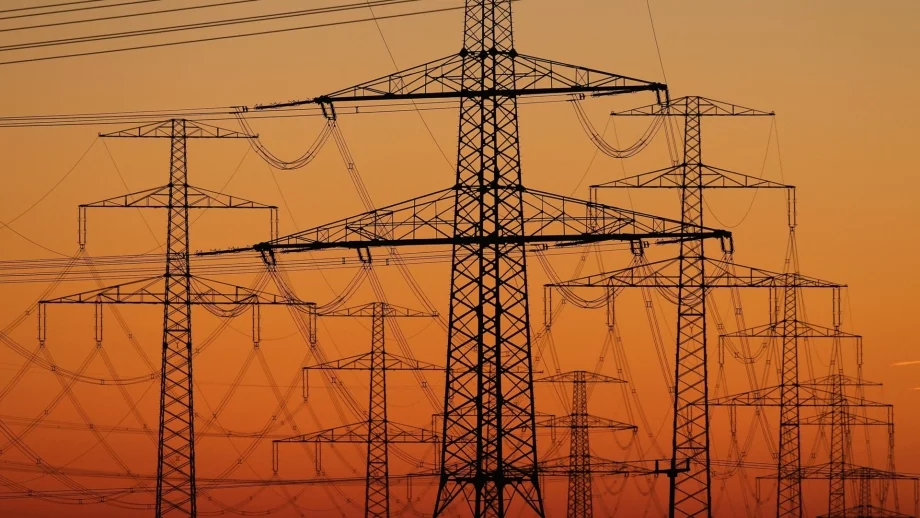 Неизбежно е токът и топлата вода да поскъпнат от юли, заяви Хиновски