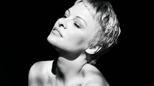 Памела Андерсън: Пластичните операции ме унищожиха