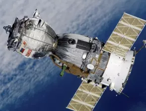 Двама са в открития Космос, монтират слънчеви батерии на МКС