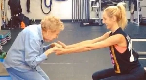 Вижте как 97-годишна жена тренира във фитнеса