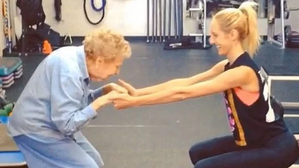 Вижте как 97-годишна жена тренира във фитнеса