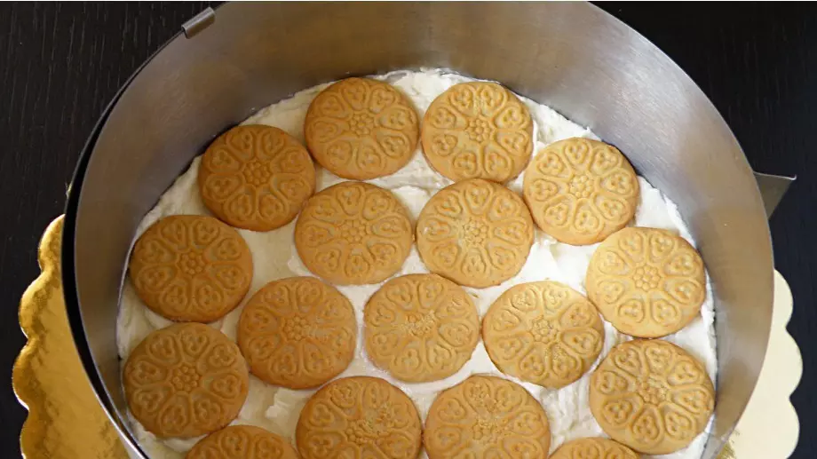 Любимата бисквитена торта от детството ни